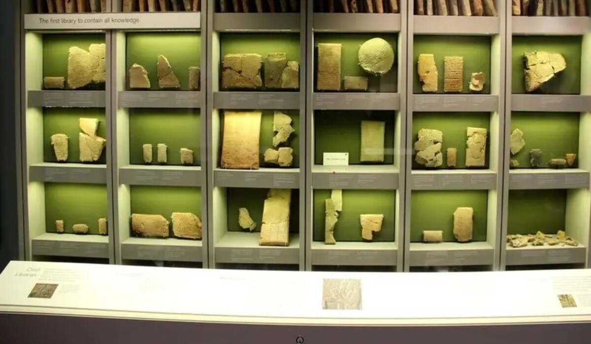 حدود ۳۰ هزار لوح و قطعه از این کتابخانه عظیم، عمدتاً در موزه بریتانیا نگهداری می‌شود